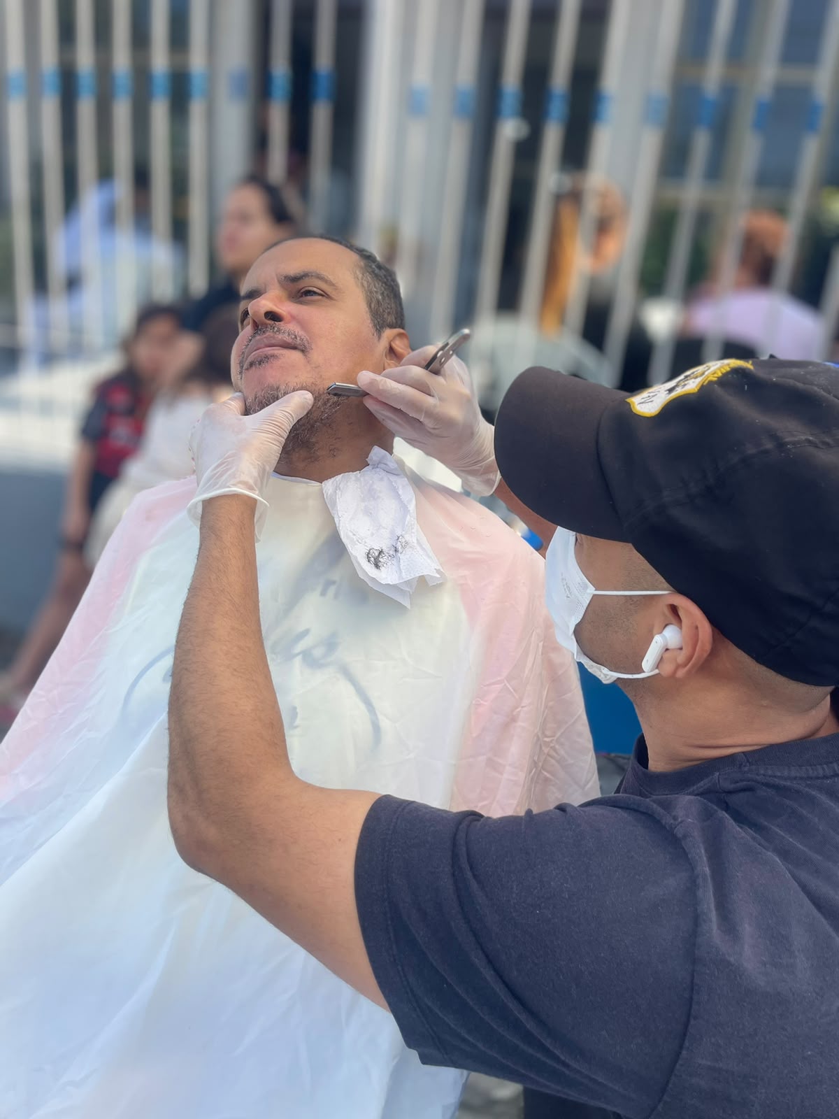 Barba feita na navalha com toalha
