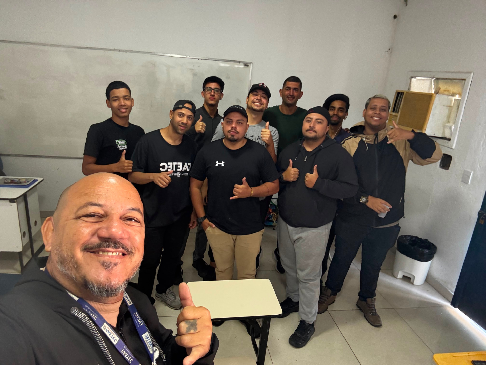 Equipe de barbeiros reunida após o atendimento